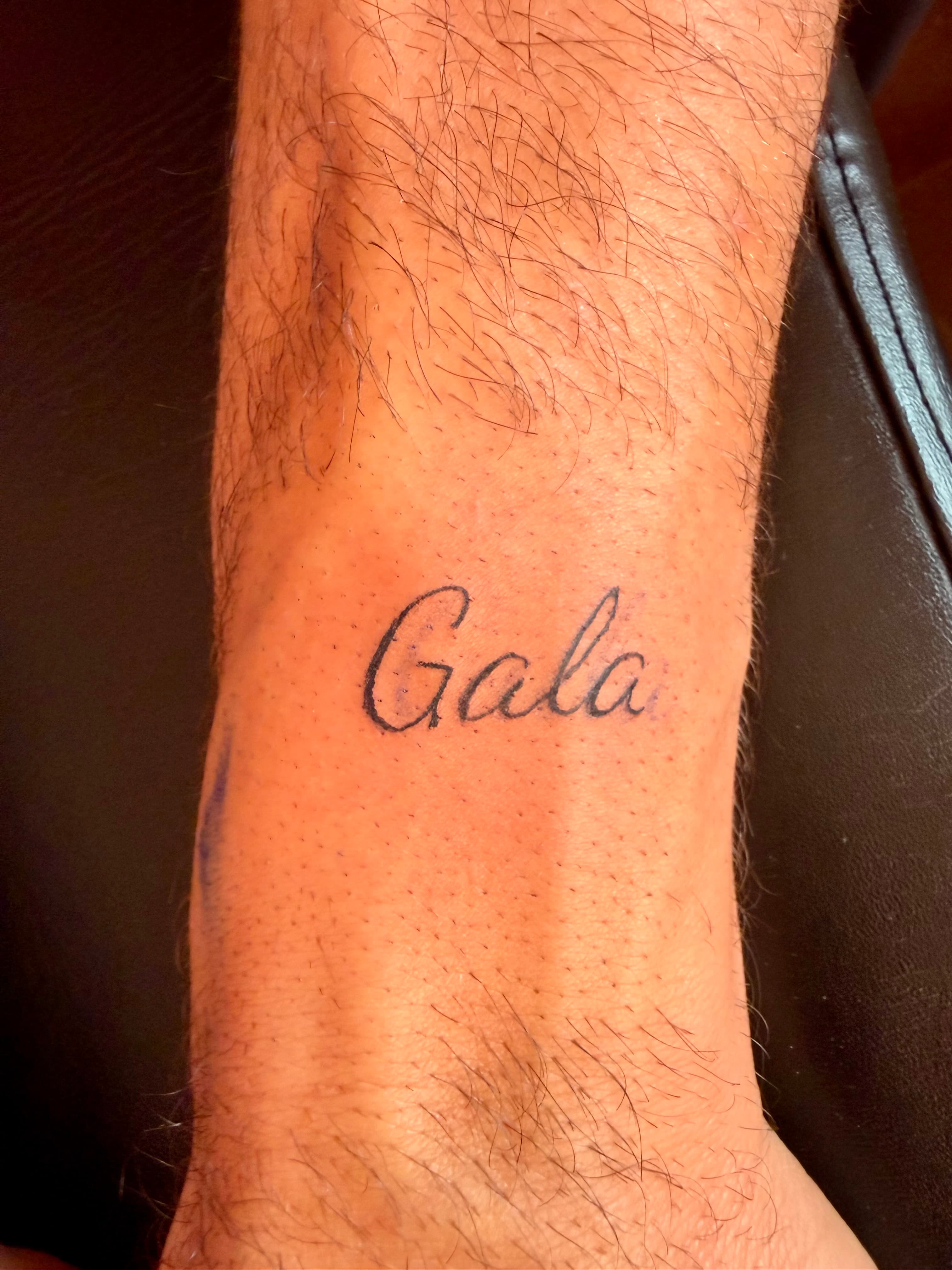 Tatuaje de autor en escala de grises.